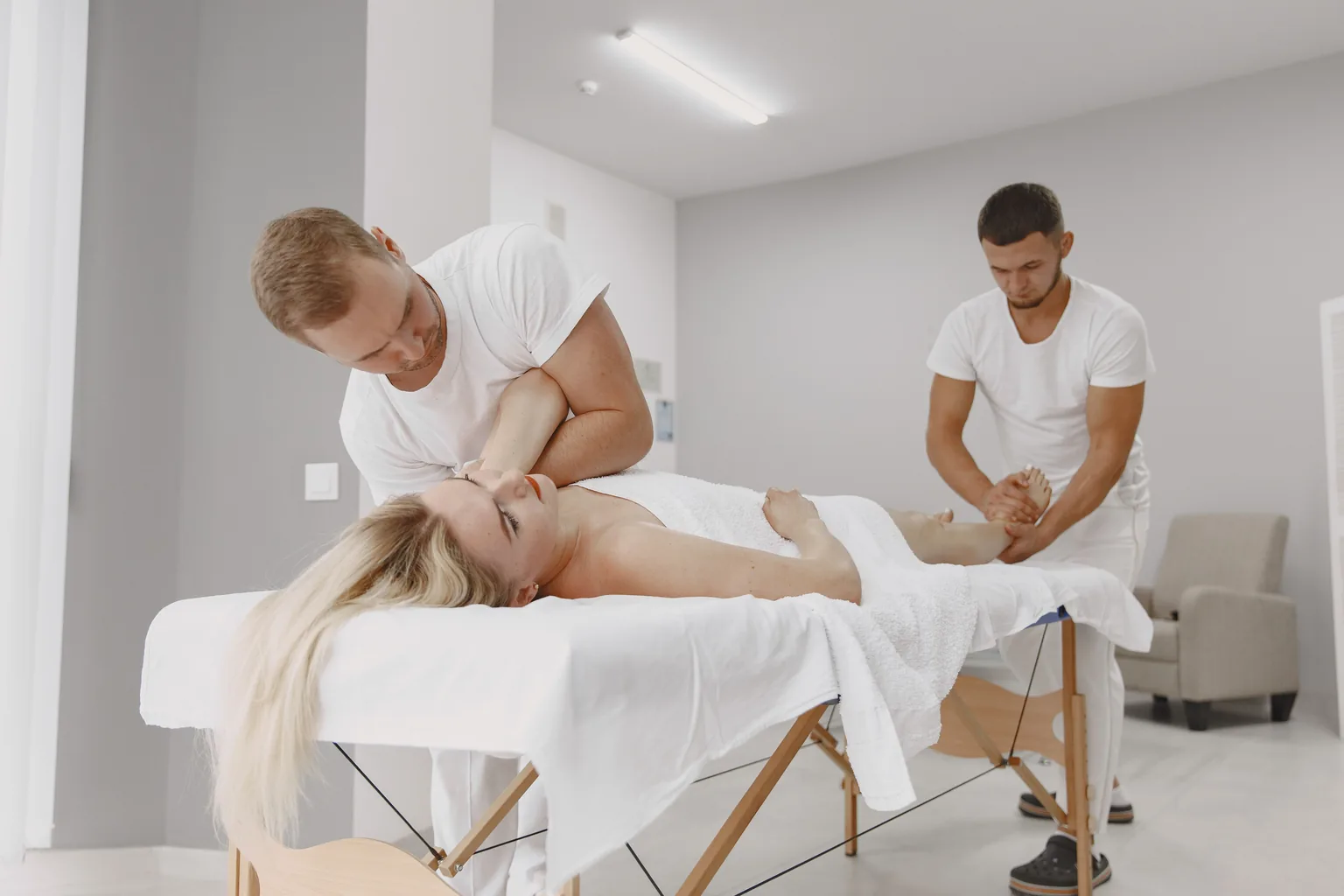 Deux praticiens réalisant un massage simultané