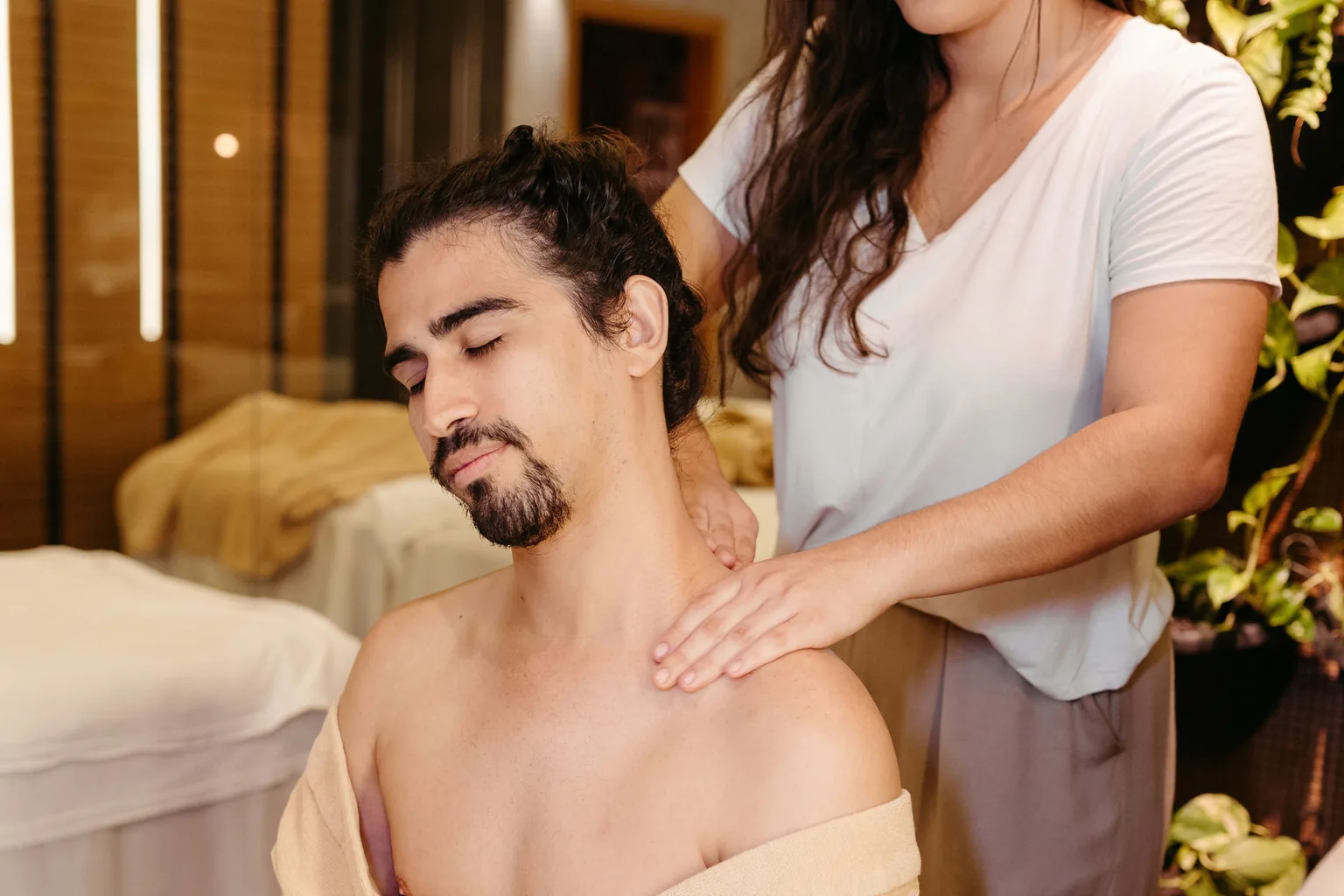 Homme recevant un massage des épaules