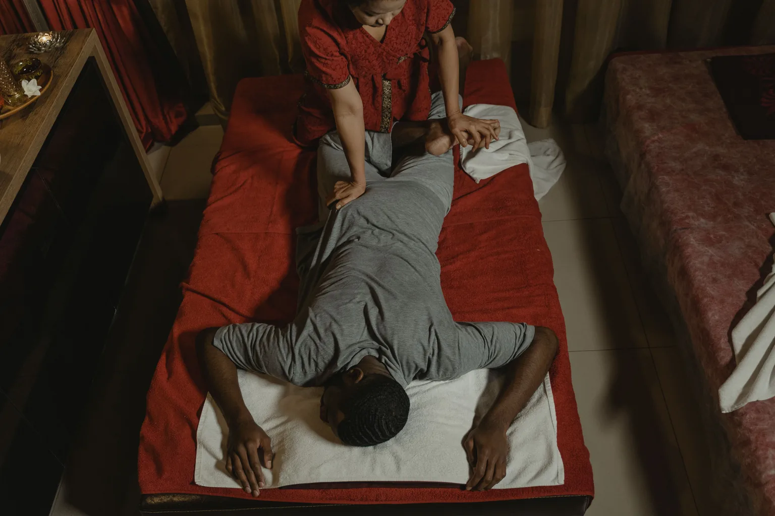 Séance de massage thaï avec étirement assisté